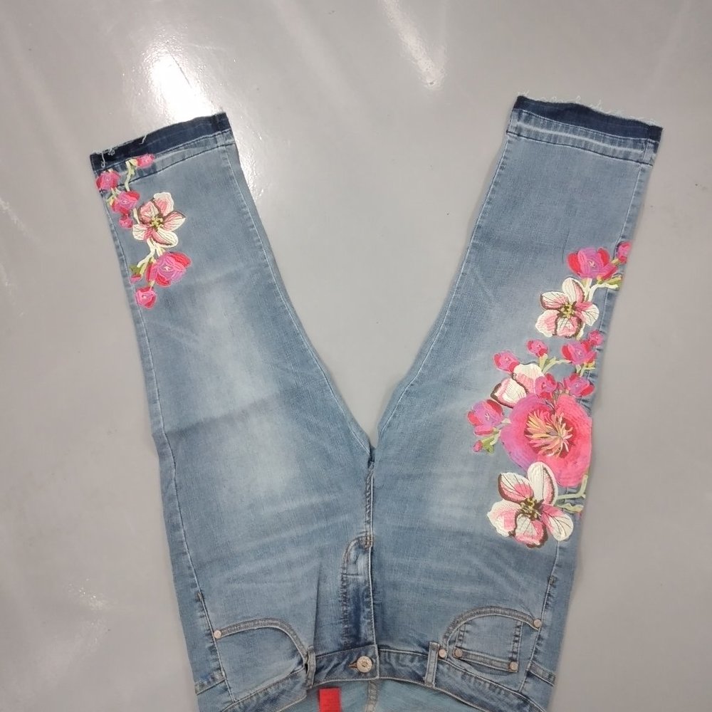 Light denim floral embroidered jeans. Excellent condition.